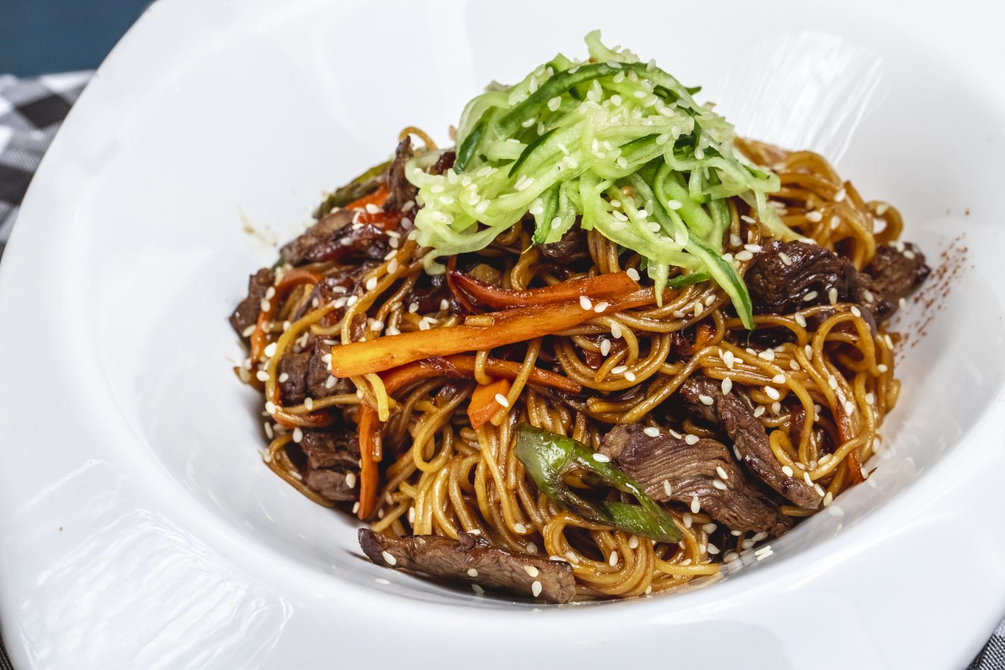 Receitas de Yakisoba: conheça duas opções | Foto de um yakisoba com carne | Atacadão
