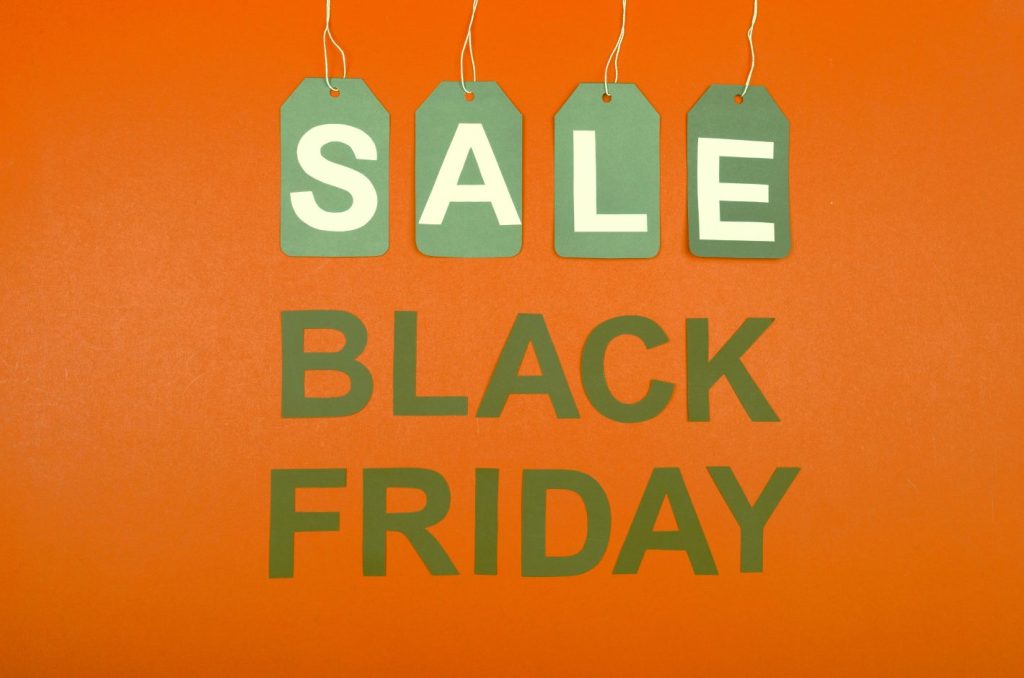Como aproveitar a Black Friday no atacado? Veja dicas | Banner de Black Friday laranja e verde em inglês | Atacadão