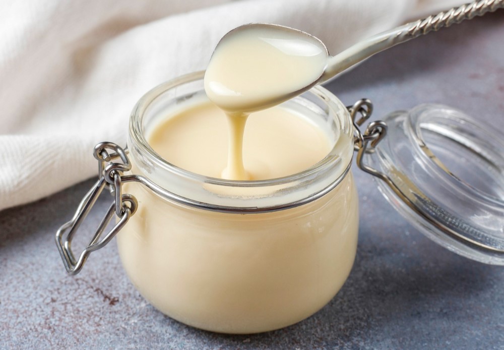 Produtos para sobremesas: os melhores para comprar | Colher pegando leite condensado de recipiente de vidro | Atacadão