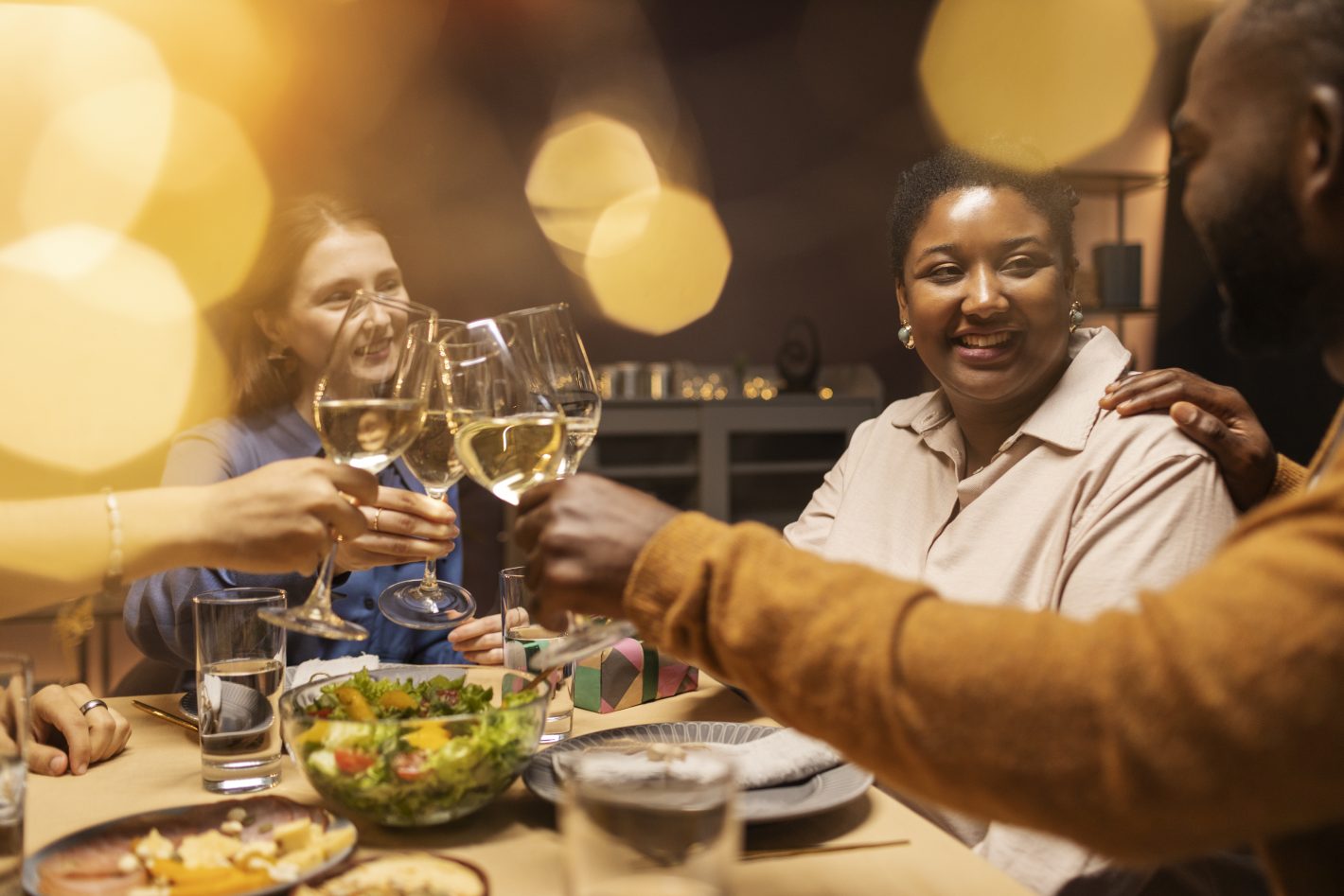 Almoço de Ano-Novo: o que fazer? | Pessoas felizes brindando em um almoço de ano novo | Atacadão
