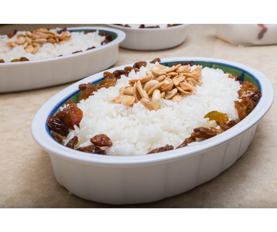 Arroz com passas: aprenda a fazer | Foto de uma forma com arroz com uva passa | Atacadão