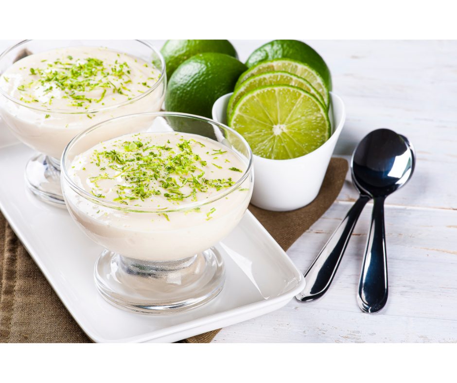 Ceia de Ano Novo: aprenda 3 receitas | Foto de duas taças com mousse de limão | Atacadão