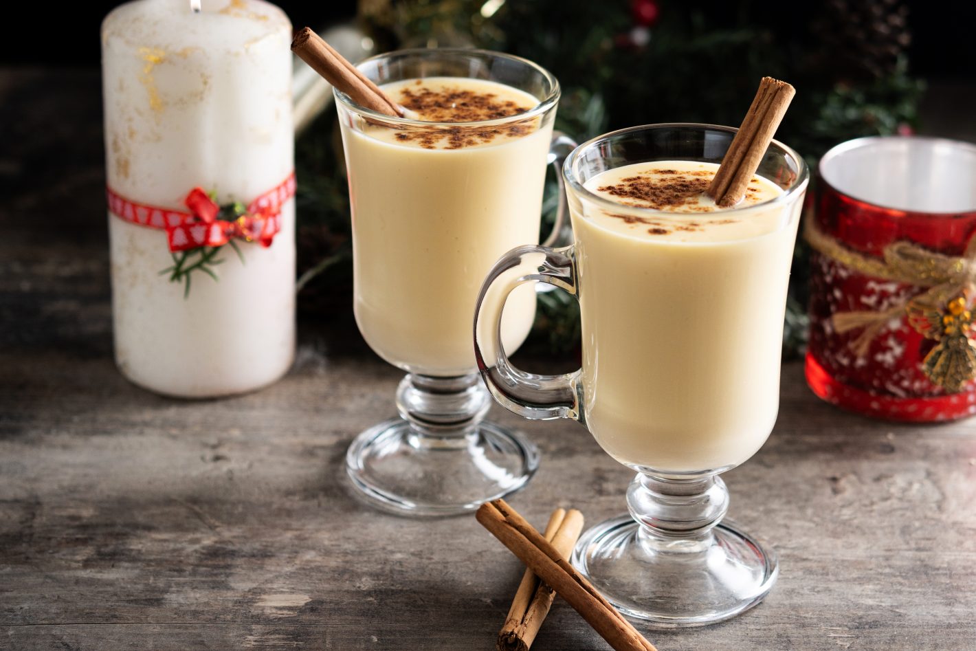 Comidas e bebidas típicas de Natal: conheça opções | Foto de dois copos de eggnog | Atacadão