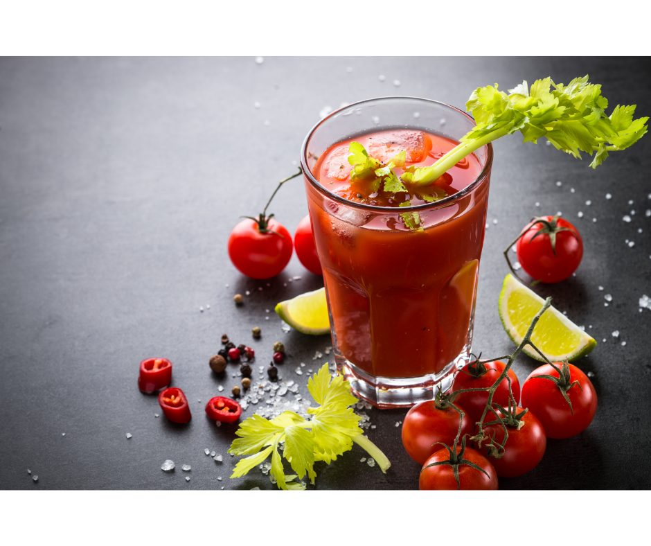 Drinks de Natal: aprenda a prepará-los | Foto de um copo de bloody mary com alguns dos ingredientes em volta | Atacadão