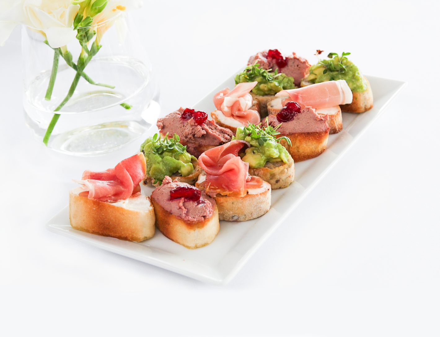 Petiscos para o Ano Novo: confira opções | Foto de um prato com algumas opções de bruschetta | Atacadão