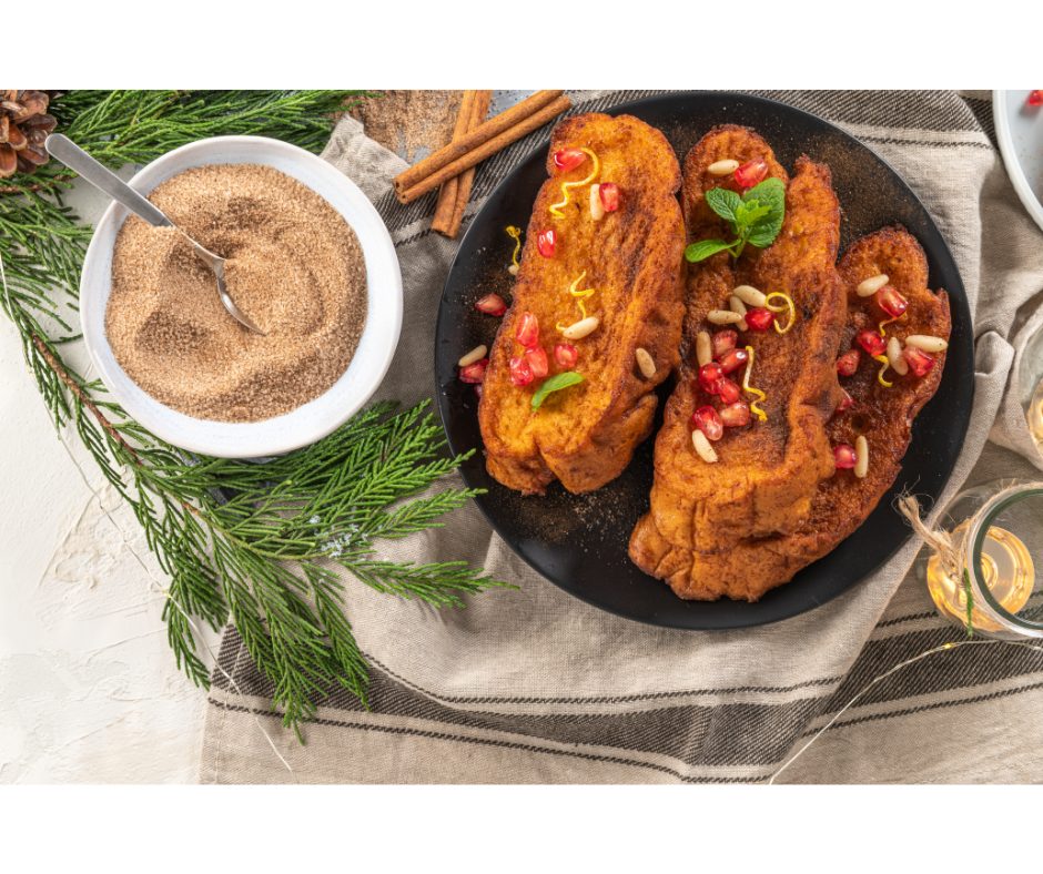 Sobremesas com panetone: saiba mais! | Foto de um prato com rabanadas e ao lado um pote com açúcar e canela | Atacadão