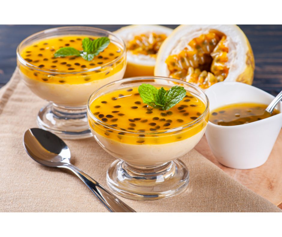 Sobremesas para o Ano Novo: conheça opções | Foto de duas taças com mousse de maracujá | Atacadão