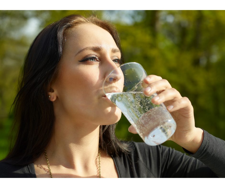 Água tônica: conheça os benefícios | Mulher bebendo um copo de água tônica | Atacadão