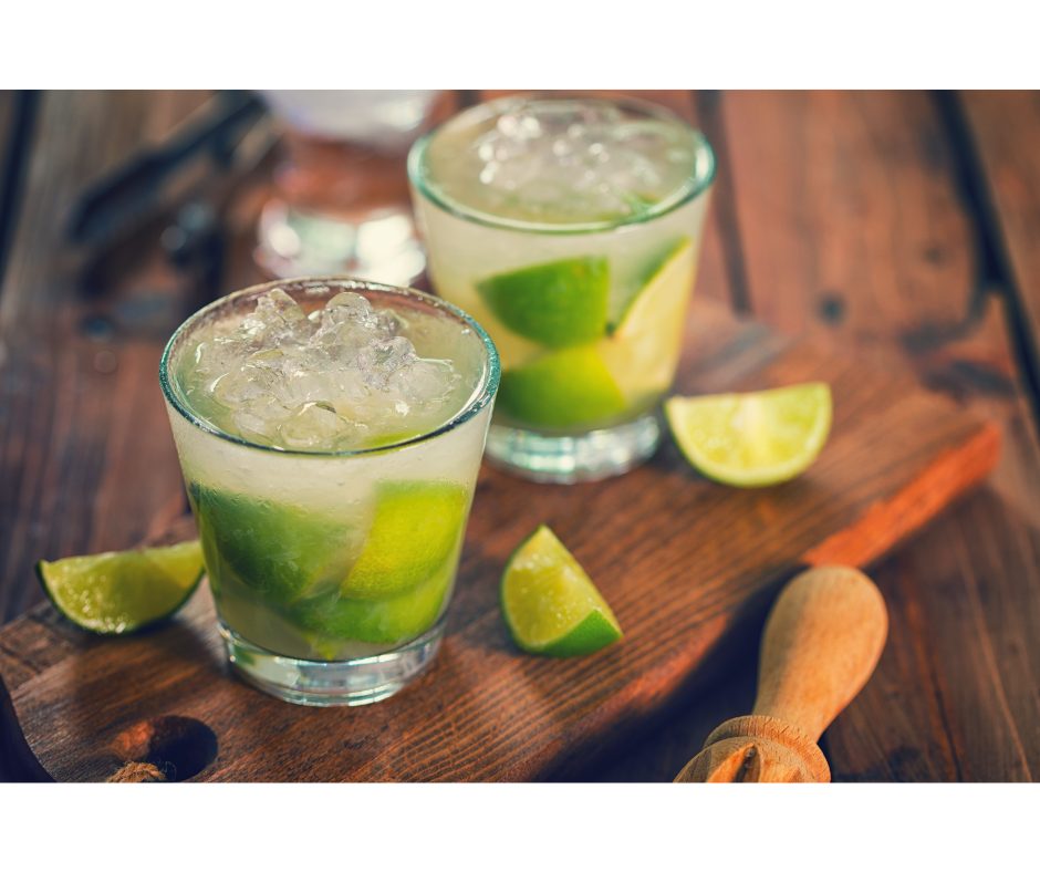 Bebidas de carnaval: conheça as melhores | Foto de dois copos de caipirinha de limão | Atacadão