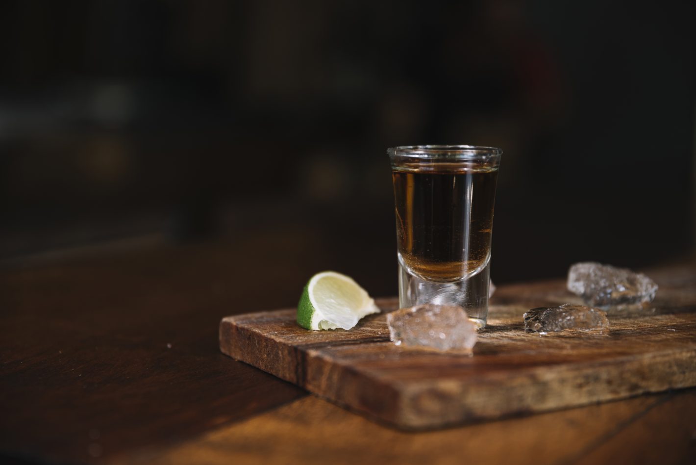 Cachaça brasileira, pinga e aguardente: qual diferença? | Foto de um copinho com uma dose de cachaça | Atacadão