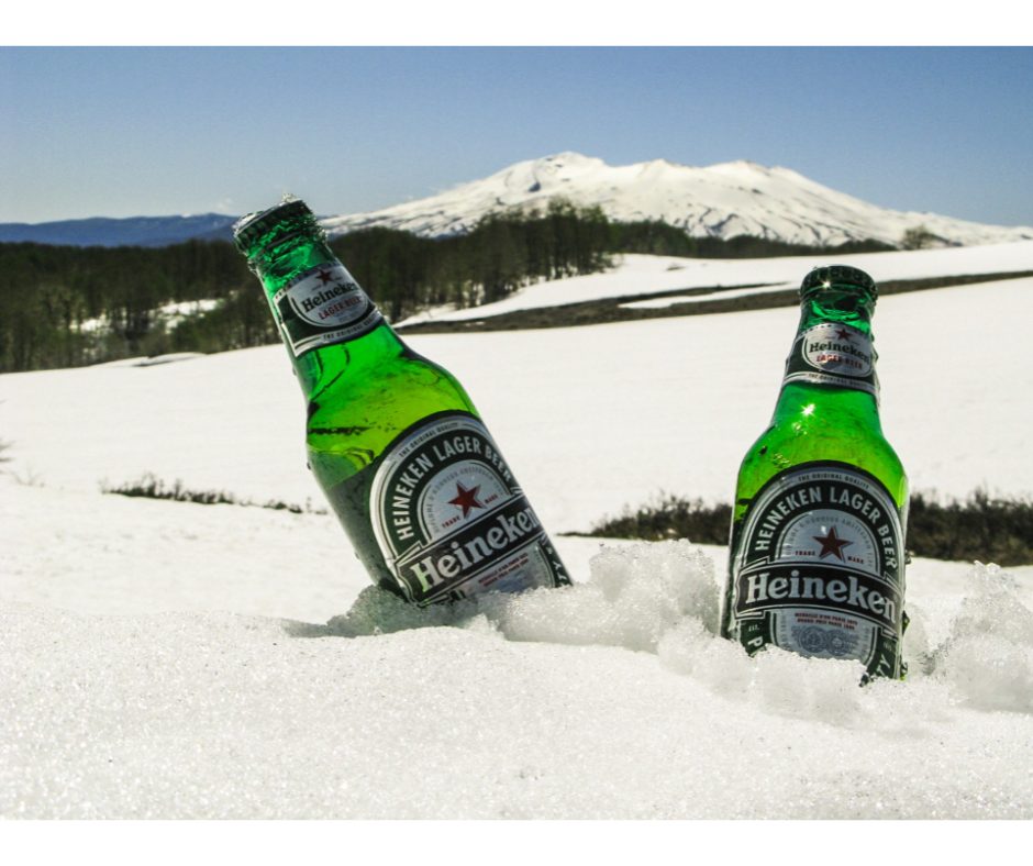 Cerveja para churrasco: conheça as melhores marcas | Foto de duas heineken em uma paisagem de neve | Atacadão