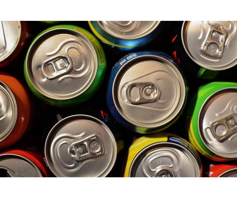 Como comprar bebidas no atacado online de maneira segura? | Foto da parte de cima de latas de bebidas | Atacadão