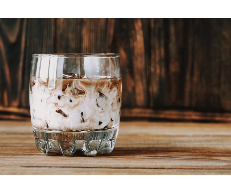 Drinks com vodka: opções mais populares e saborosas | Foto de um copo de White Russian em uma mesa | Atacadão