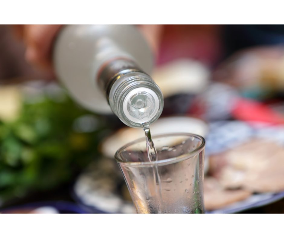 Drinks com vodka: opções mais populares e saborosas | Foto de uma vodka sendo servida em um copo | Atacadão