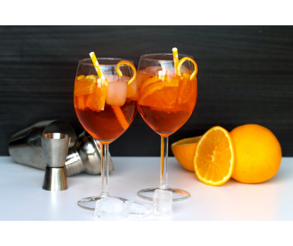 Drinks de carnaval: saiba quais não podem faltar | Foto de duas taças de aperol spritz | Atacadão