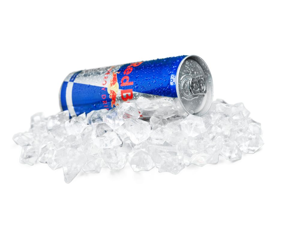 Energético de sabor: conheça os melhores tipos | Foto de um energético red bull no gelo | Atacadão