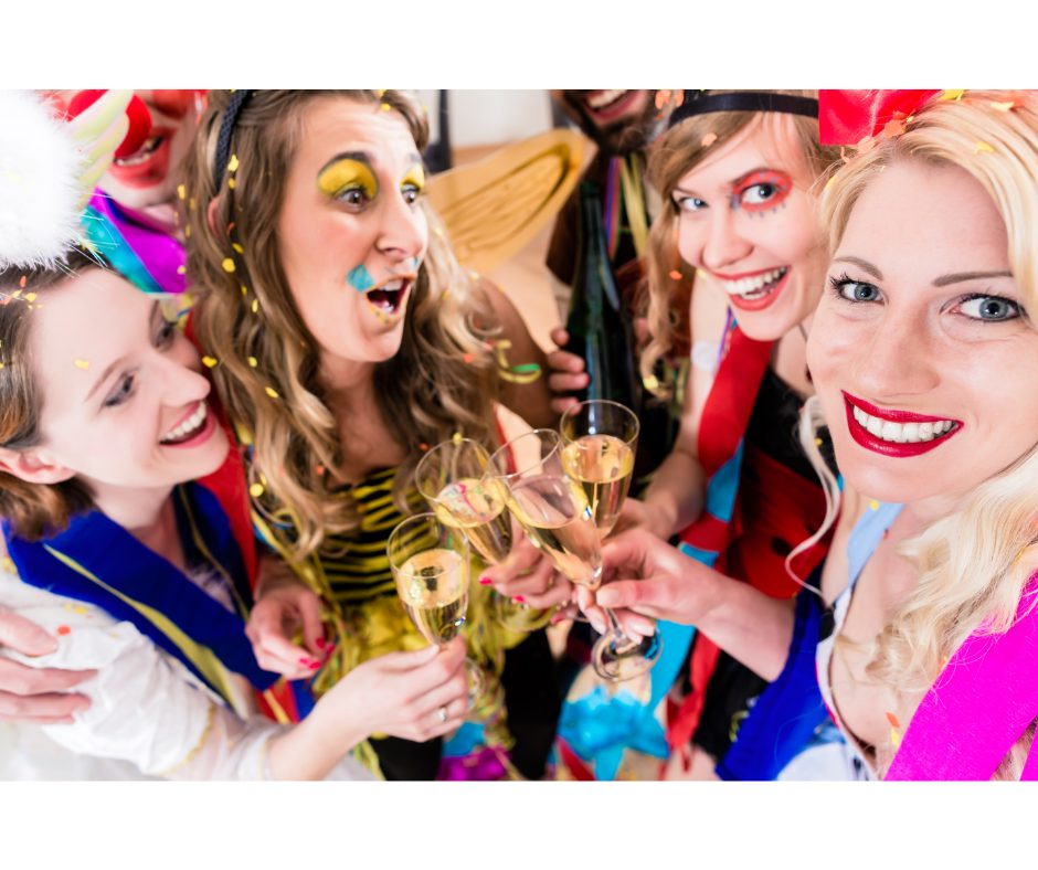 Festa de carnaval perfeita: saiba como preparar | Foto de amigas brindando em uma festa de carnaval | Atacadão
