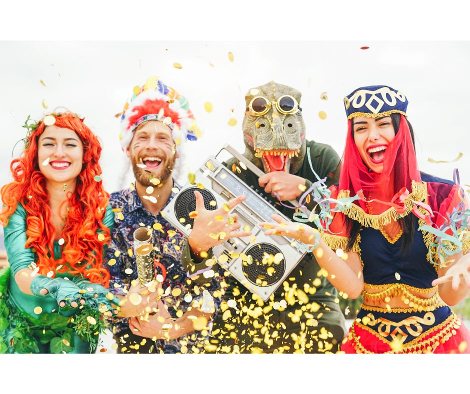 Festa de carnaval perfeita: saiba como preparar | Foto de amigos fantasiados em uma festa de carnaval | Atacadão