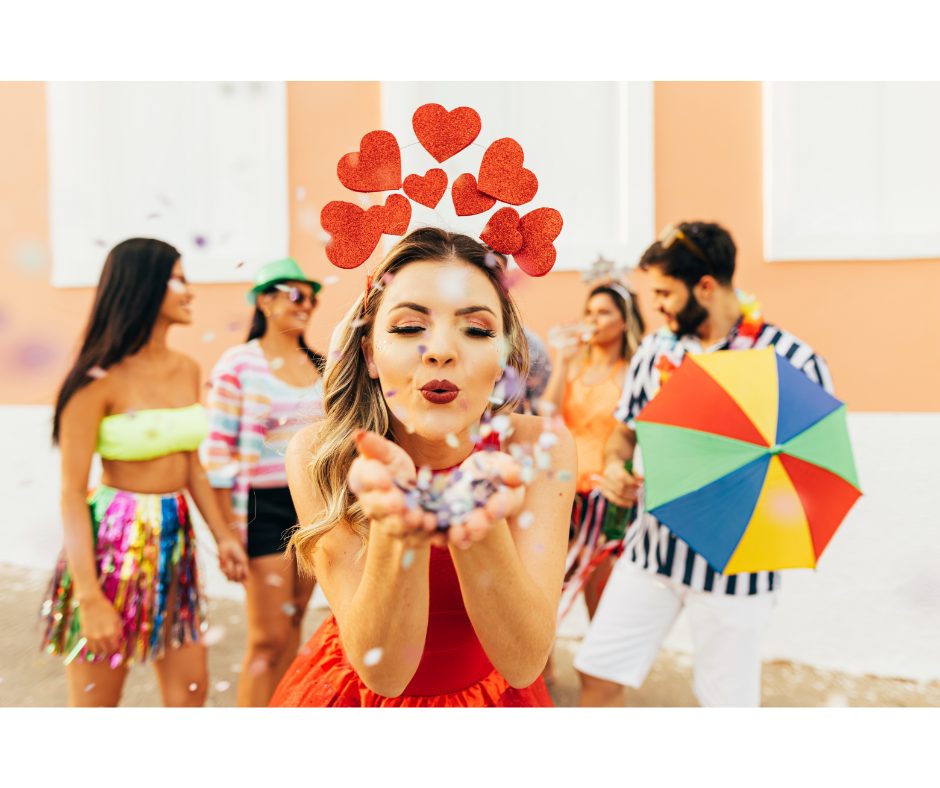 Festa de carnaval: saiba o que servir | Foto de pessoas em uma festa de carnaval | Atacadão