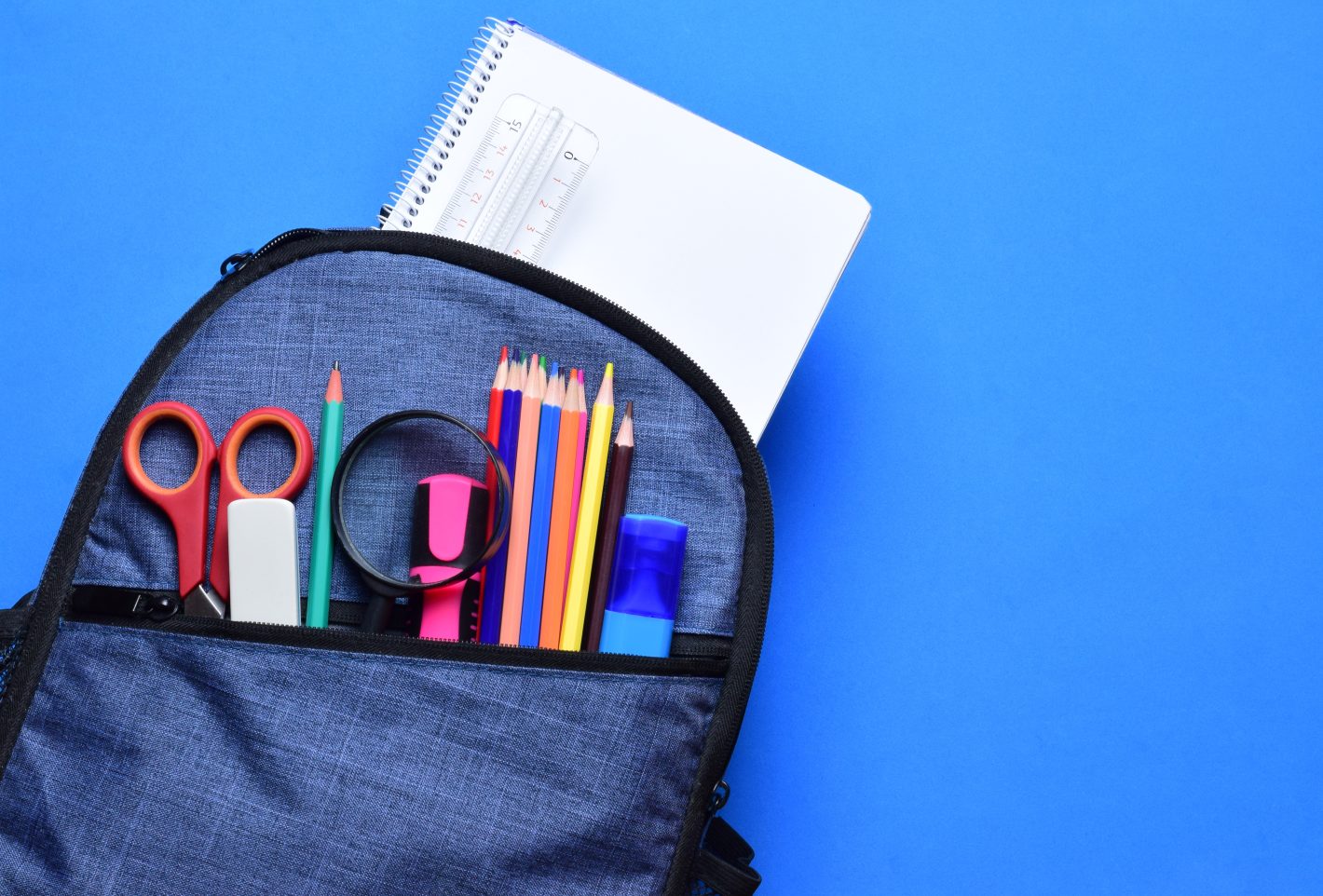 Materiais escolares ideais para os estudos | Foto de uma mochila com materiais escolares | Atacadão
