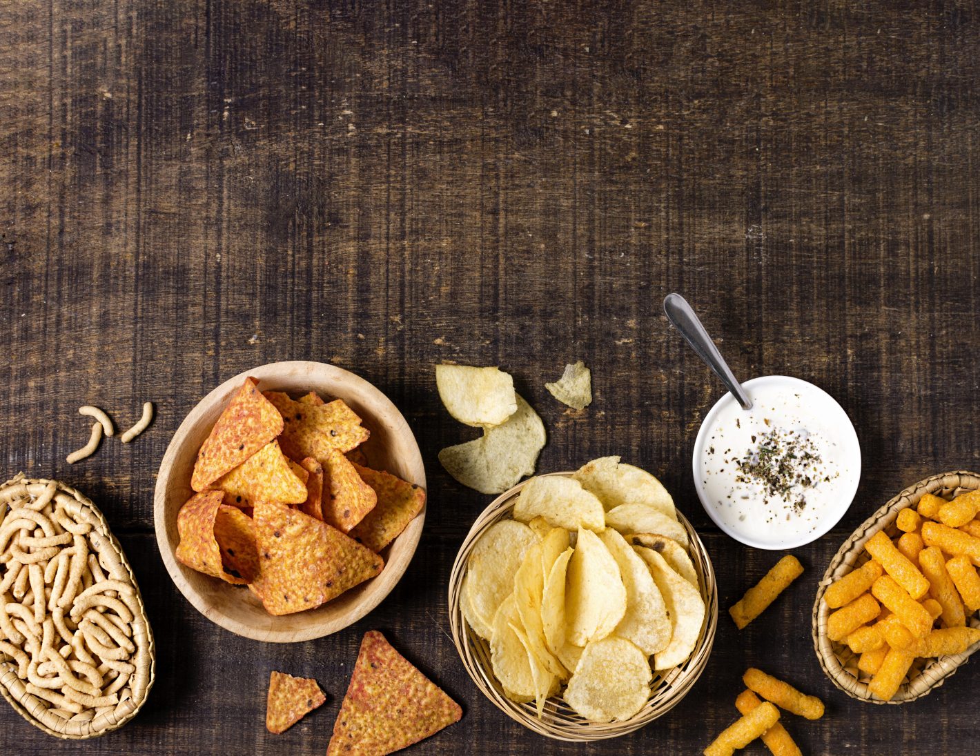 Petiscos para saborear assistindo futebol em casa | Foto superior de tigelas com diferentes tipos de snacks | Atacadão