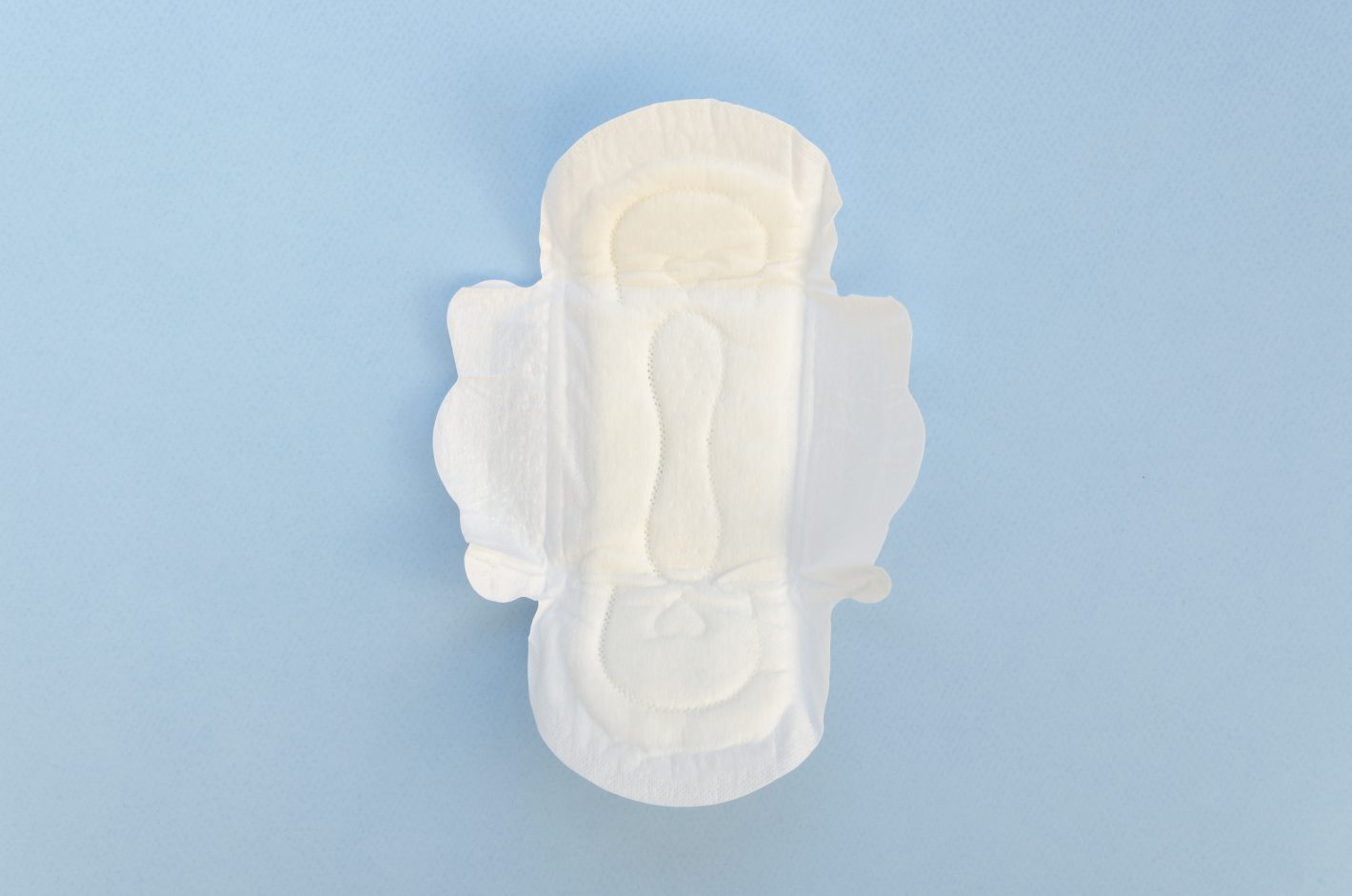 Produtos de higiene íntima no atacado: saiba o que comprar | Foto de um absorvente com aba | Atacadão