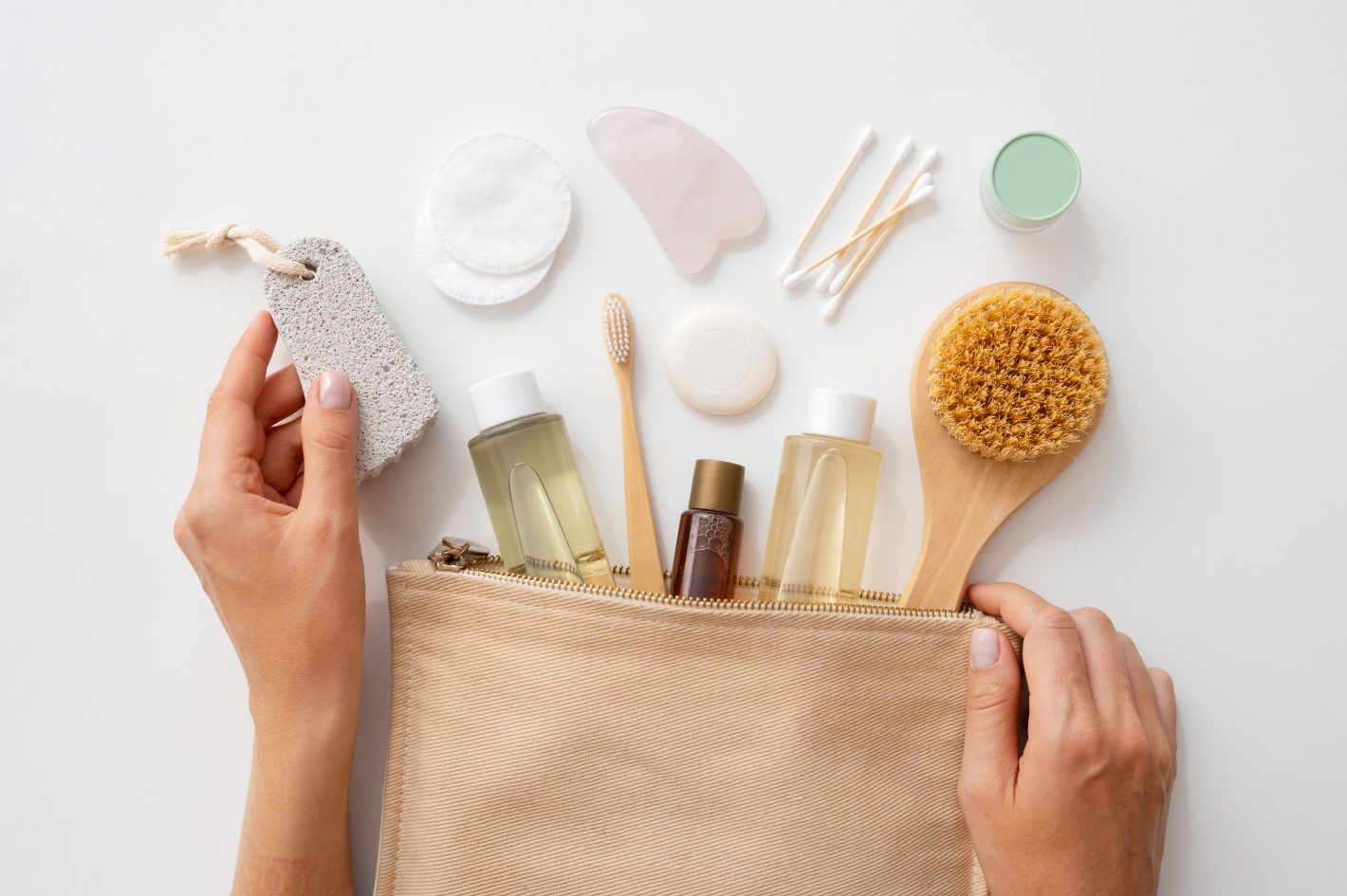 Produtos de higiene para bolsa: saiba o que comprar | Foto de uma mão mexendo em uma bolsa com produtos de higiene pessoal | Atacadão