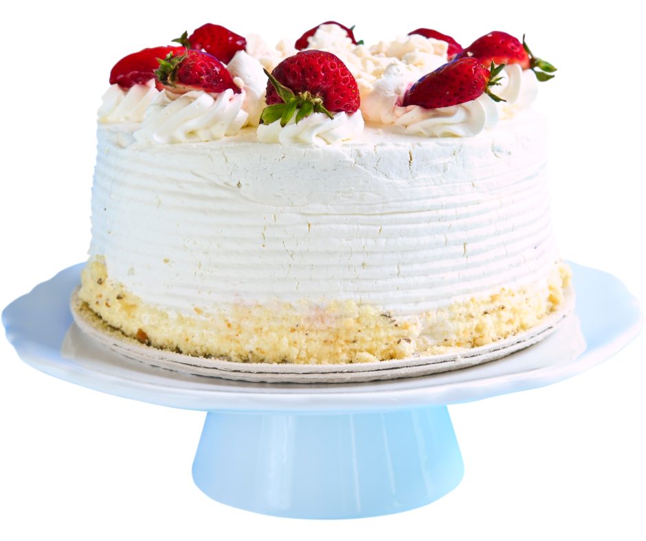 Receita de bolo de morango: saiba como fazer | Foto de um bolo de morango inteiro | Atacadão