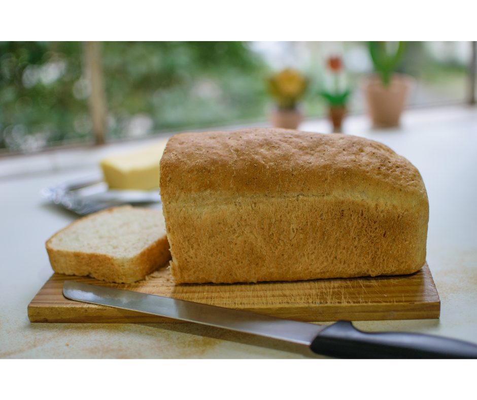 Receita de pão caseiro: aprenda a fazer | Foto de um pão caseiro cortado em uma mesa | Atacadão