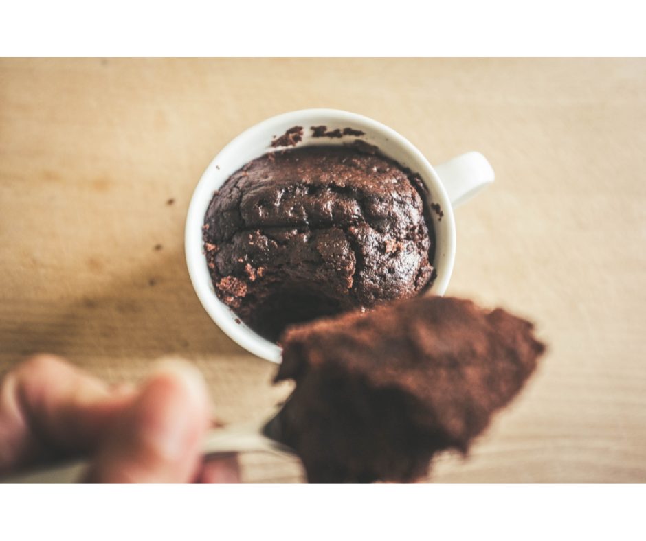 Receitas de café da manhã: conheça opções | Foto superior de um brownie de caneca | Atacadão