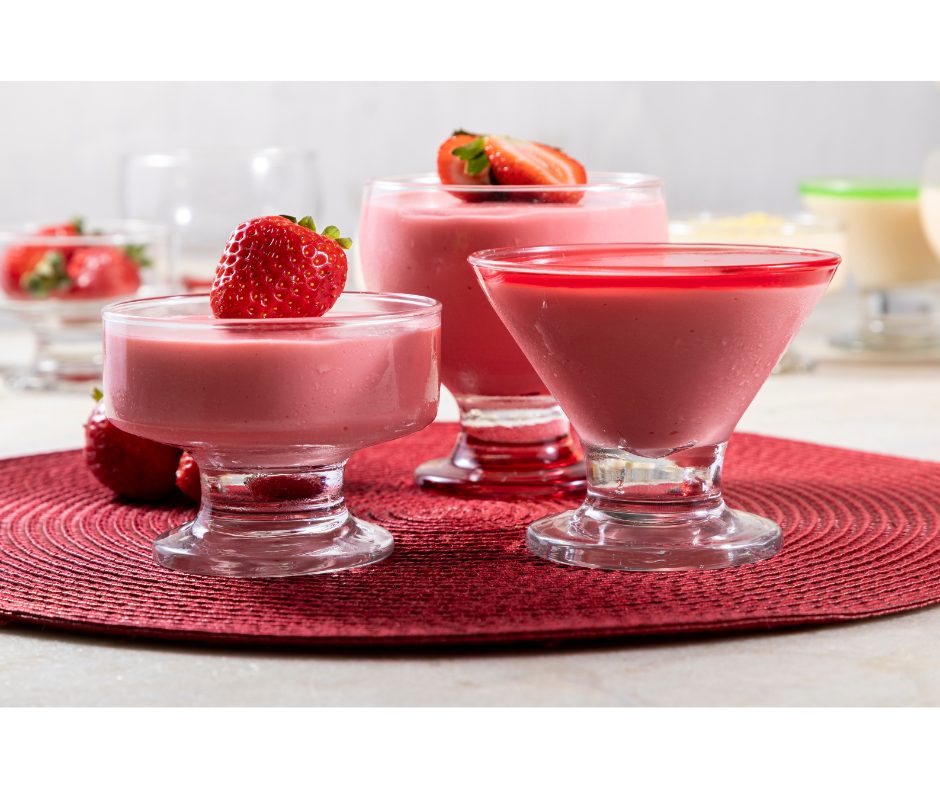 Receitas de mousse: aprenda as melhores | Foto de três taças com mousse de morango | Atacadão