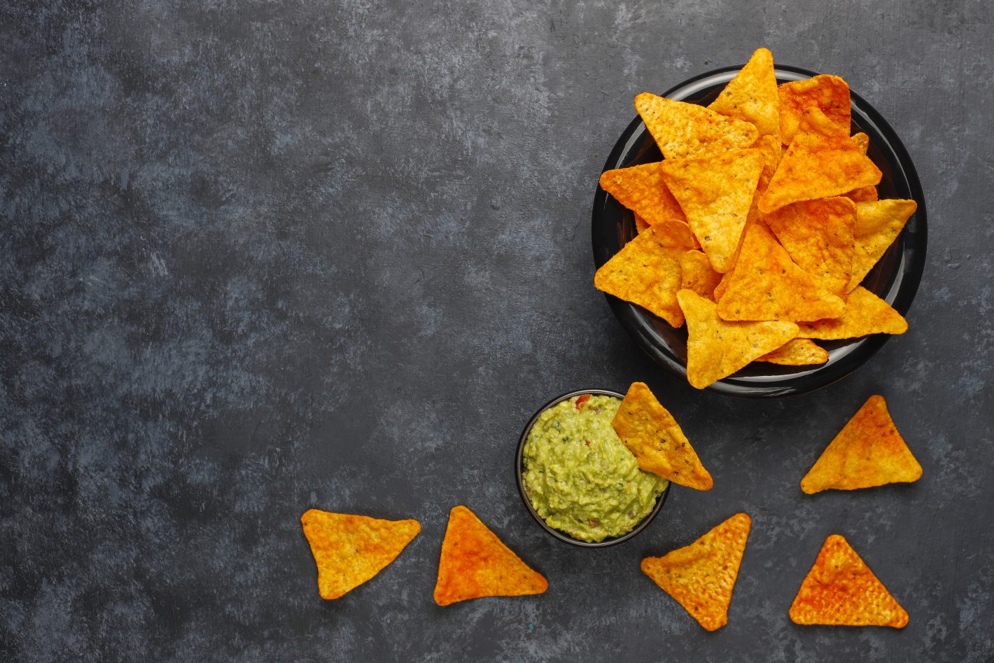 Salgadinhos: conheça os melhores | Foto de um pote de Doritos e outro de guacamole | Atacadão