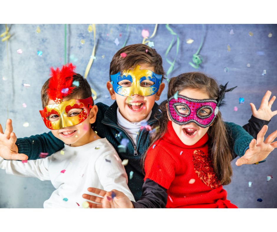 Sobremesas de Carnaval: conheça opções | Foto de crianças fantasiadas em uma festa de Carnaval | Atacadão