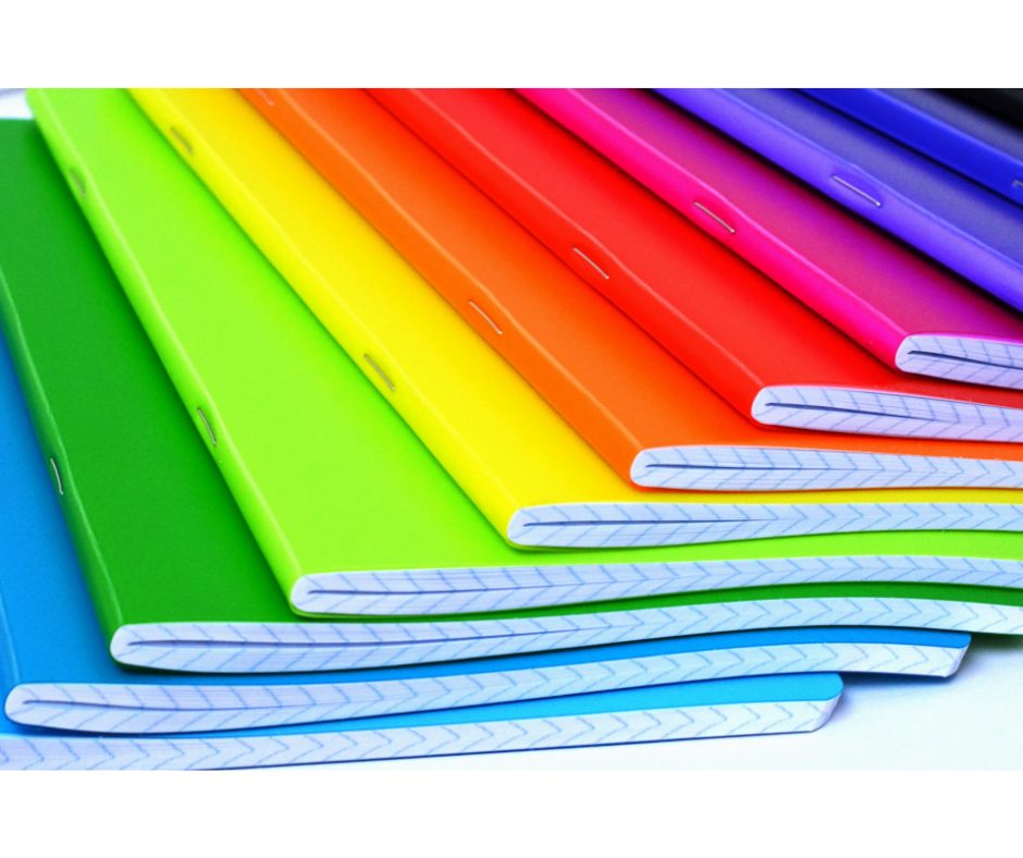 Volta às aulas: saiba quais materiais comprar | Foto de diferentes cadernos coloridos | Atacadão