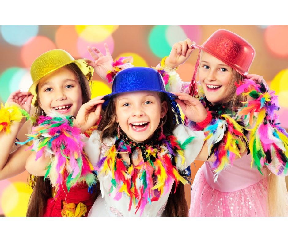 Época de Carnaval: como animar as crianças | Crianças felizes em uma festa de Carnaval | Atacadão 