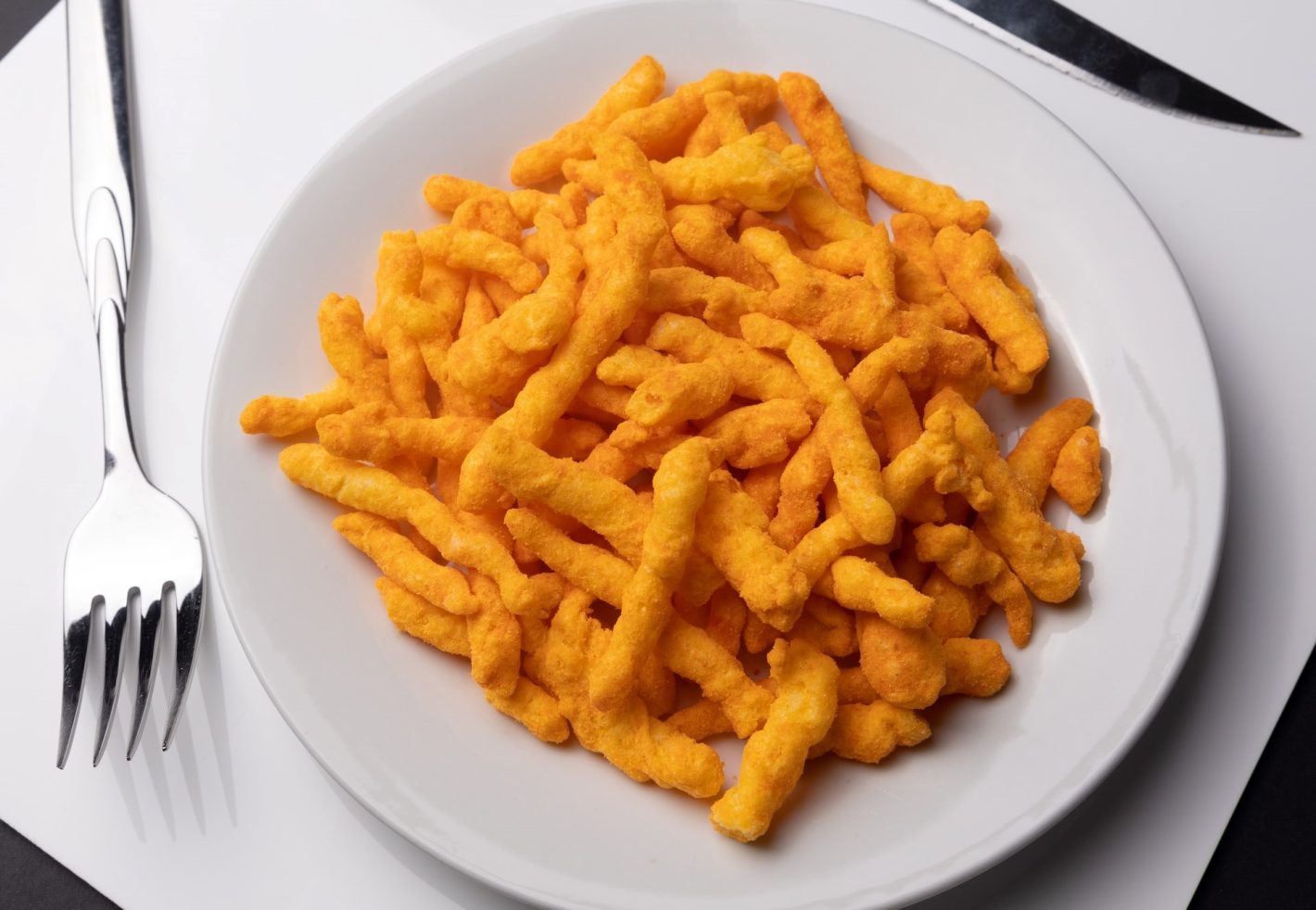 Os melhores sabores de salgadinho para se deliciar | Salgadinhos de parmesão em um prato | Atacadão