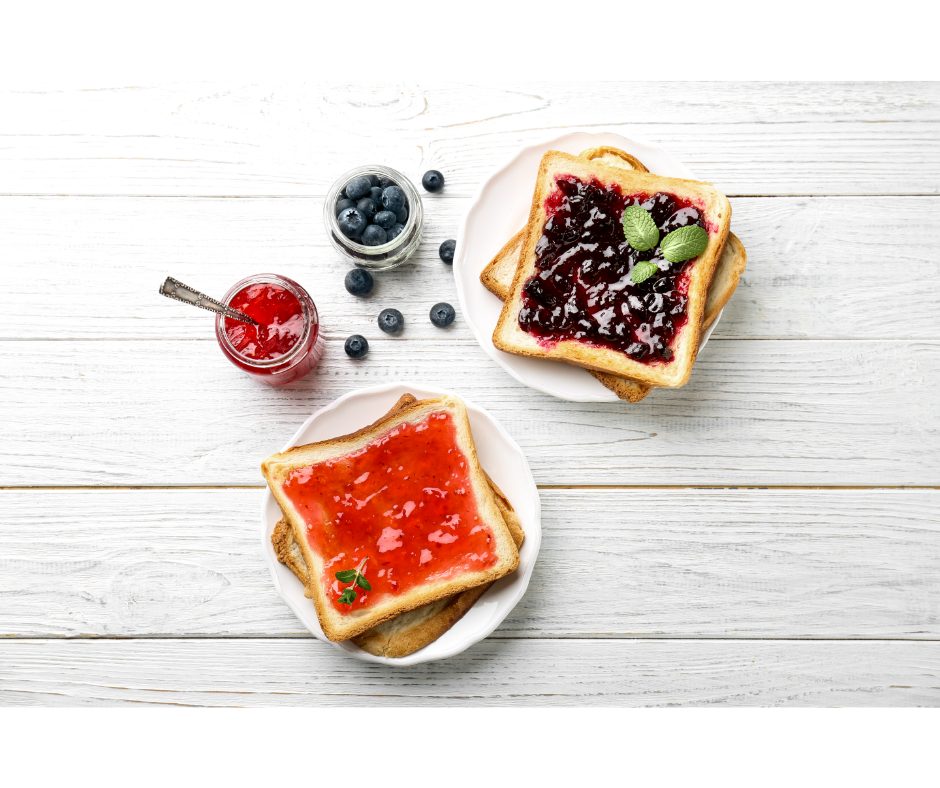 Acompanhamentos para torrada: conheça os melhores | Foto de duas torradas com geleias de sabores diferentes | Atacadão