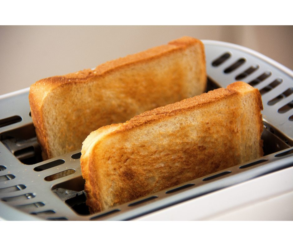 Acompanhamentos para torrada: conheça os melhores | Foto de uma torradeira com duas torradas | Atacadão