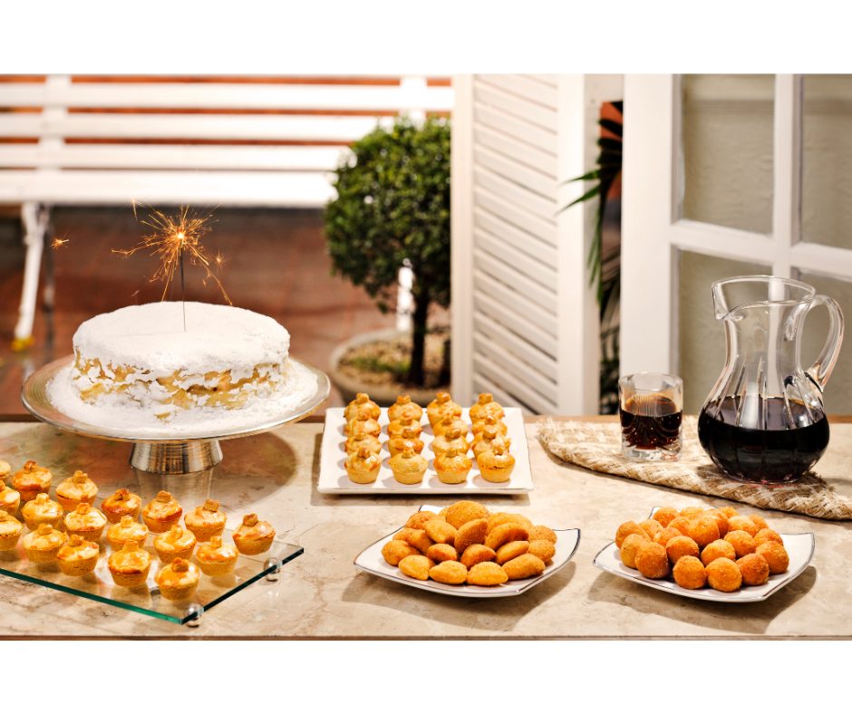 Petiscos de aniversário: confira receitas | Foto de uma mesa de aniversário com bolo e salgados | Atacadão