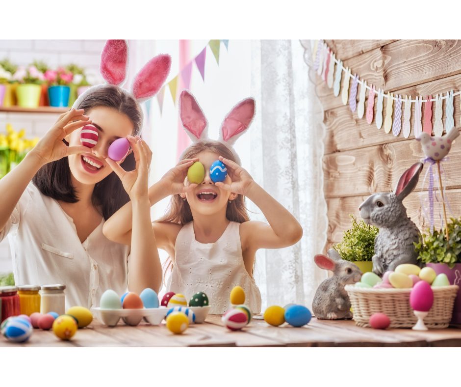 Presentes na Páscoa: saiba o que dar | Foto de uma mãe e uma filha felizes com ovos de páscoa | Atacadão
