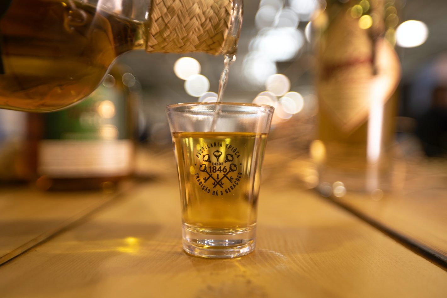Melhores marcas de cachaça para vender | Cachaça sendo derramada em copo da Ypióca | Atacadão