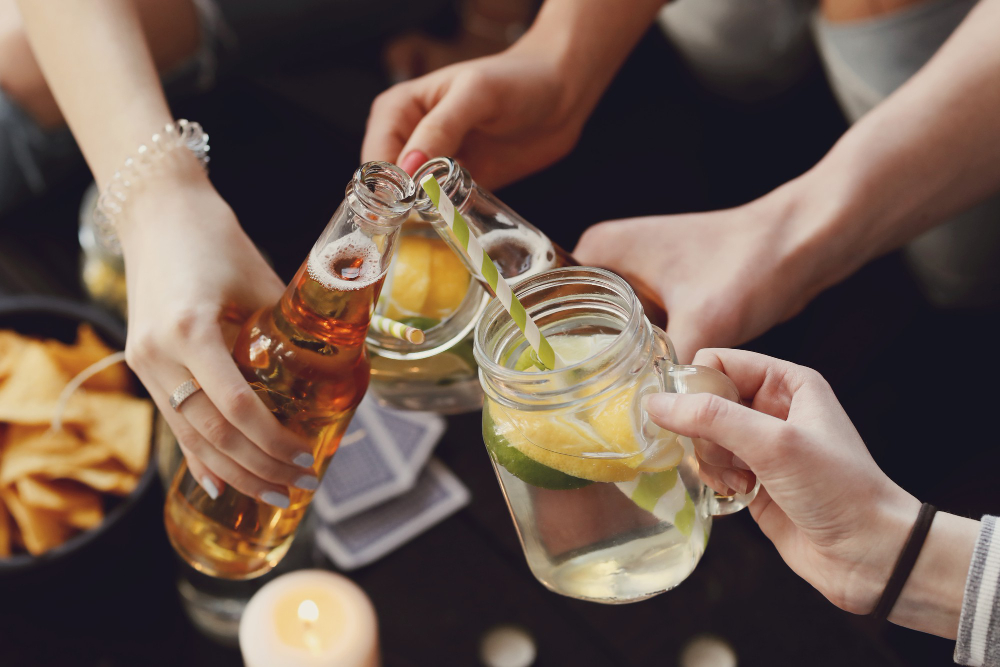 Bebidas para happy hour: opções baratas | Amigos brindando copos de bebidas | Atacadão
