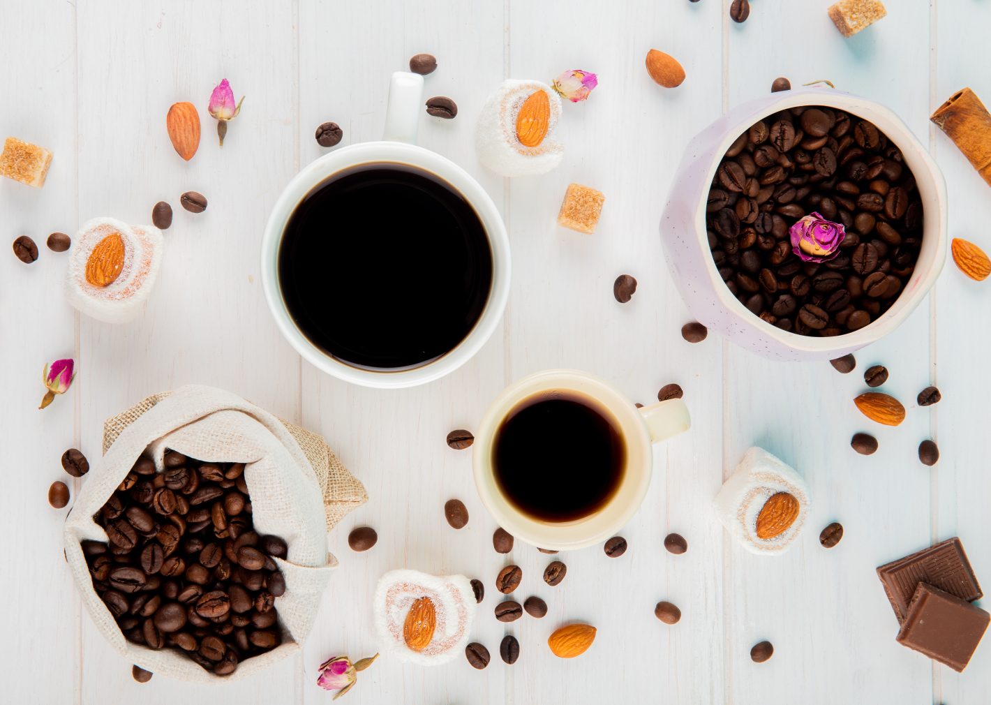 Bebidas: quais combinam com a páscoa I Foto de café e grãos em cima de mesa I Atacadão