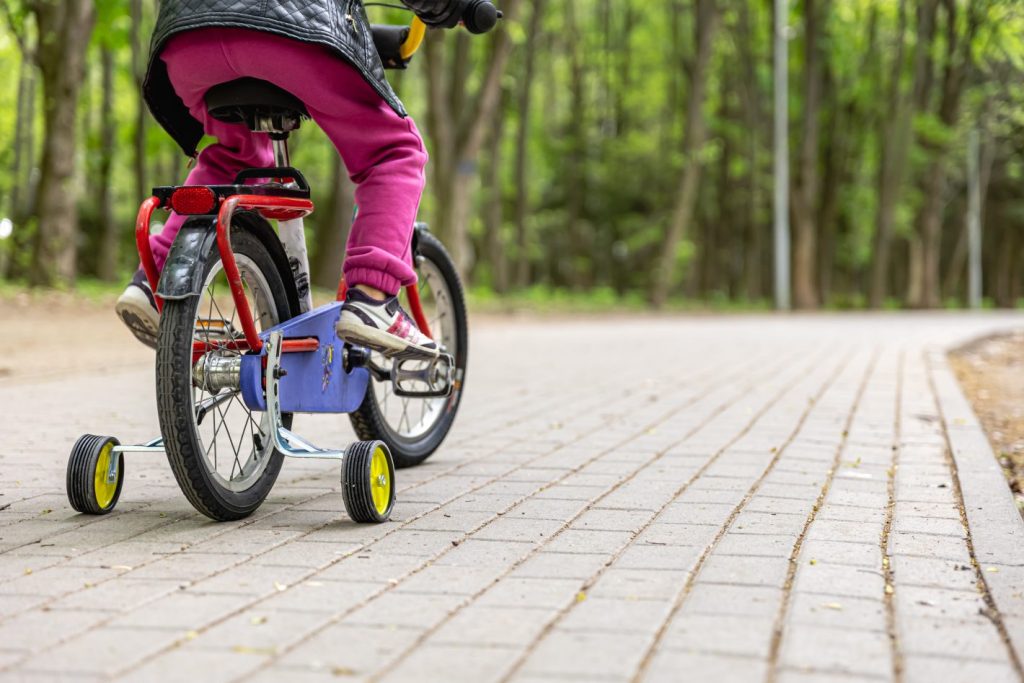 Brinquedos para dar na páscoa I Foto de criança andando de bicicleta I Atacadão