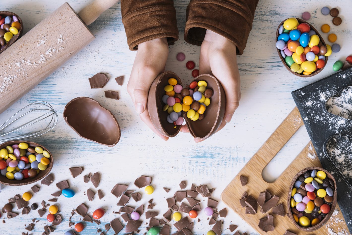 Ovo de pascoa caseiro: saiba como preparar I Foto de pessoa segurando ovos de chocolate I Atacadão