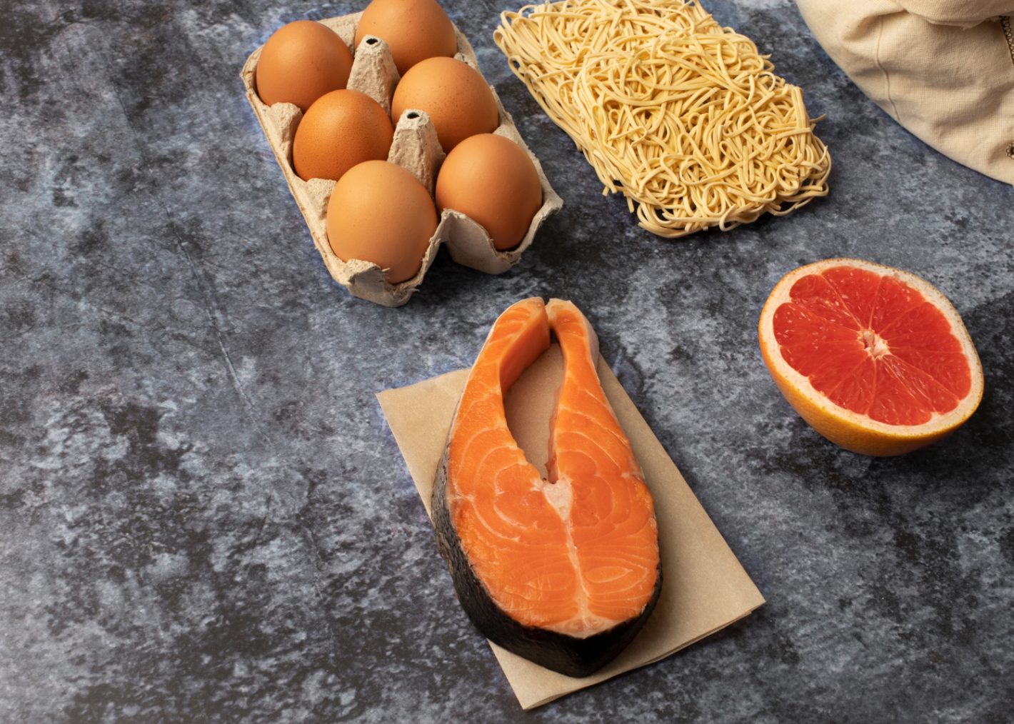 Sexta-feira santa: o que pode e o que não pode comer I Foto de peixe, ovos, macarrão e toranja I Atacadão