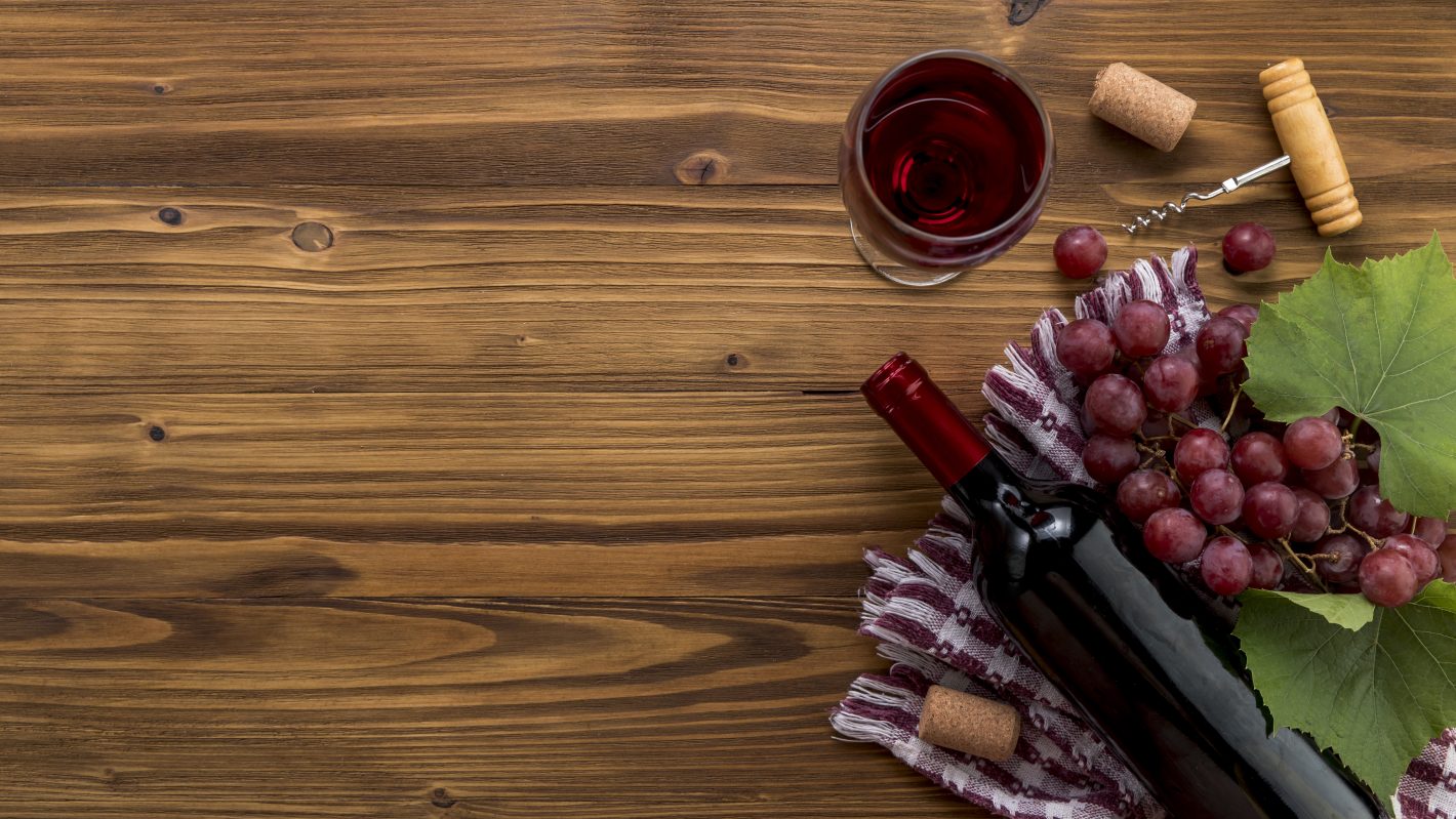 Vinhos para tomar em época de páscoa I Foto de vinho em cima de mesa I Atacadão