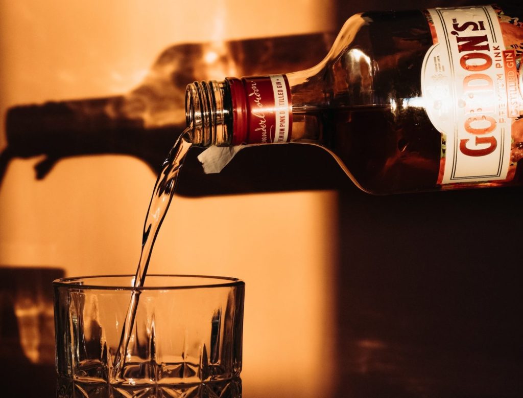 Melhores marcas de gin para vender | Gin Gordon’s sendo derramado em copo | Atacadão