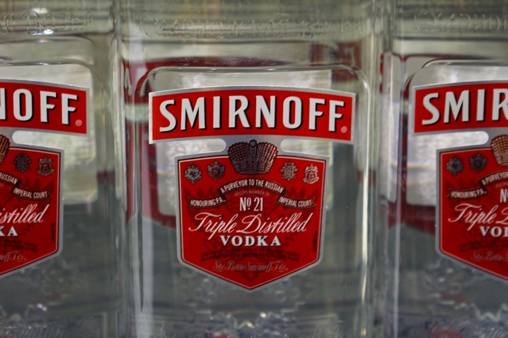 Opções de bebidas alcoólicas baratas para o seu bar | Logotipo de Smirnoff na garrafa | Atacadão
