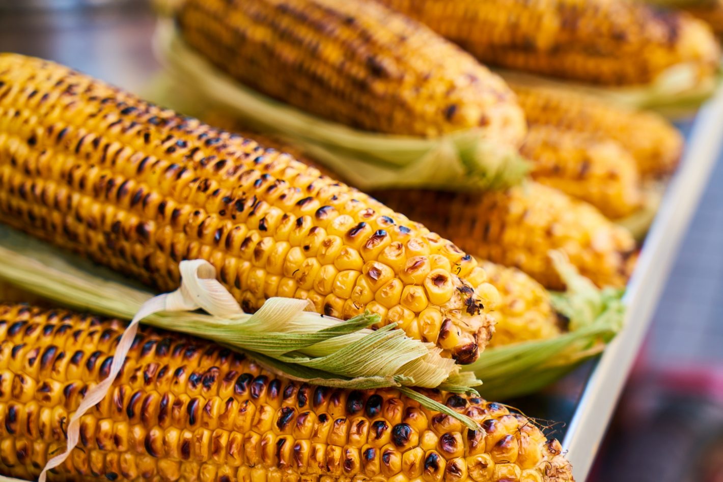 Dicas de pratos salgados para festa junina | Foto em close up de milhos tostados. | Atacadão